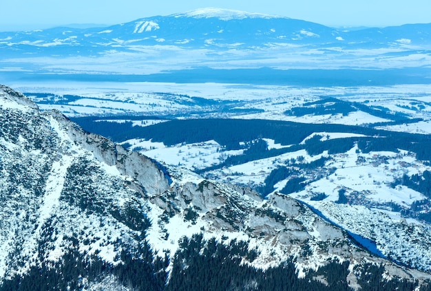 Paisaje de montaña de invierno. El Kasprowy Wierch en los Tatras occidentales (Polonia).