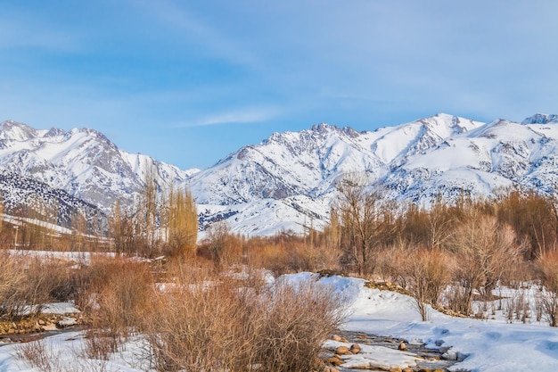 Paisaje de montaña de invierno en Kazajstán