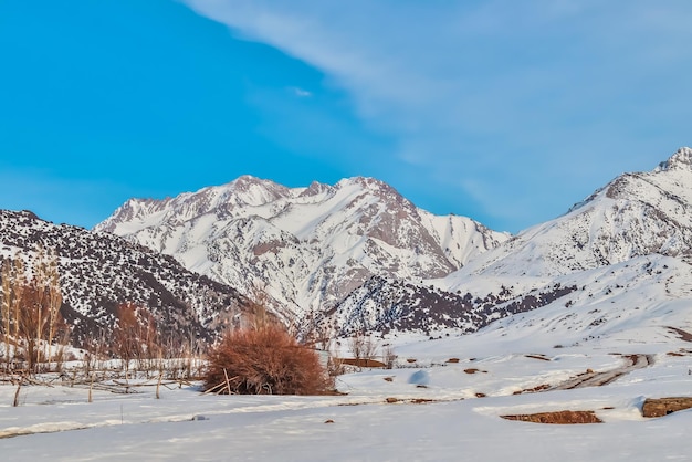 Paisaje de montaña de invierno en Kazajstán