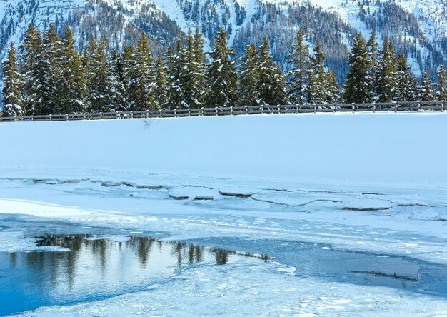 Foto paisaje de montaña de invierno con lago de fusión. región de esquí de kappl en las montañas tirolesas, austria.