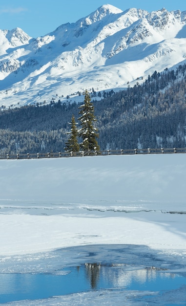 Paisaje de montaña de invierno con lago. Región de esquí de Kappl en las montañas tirolesas, Austria.