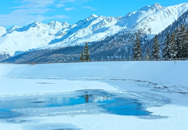 Paisaje de montaña de invierno con lago. Región de esquí de Kappl en las montañas tirolesas, Austria.