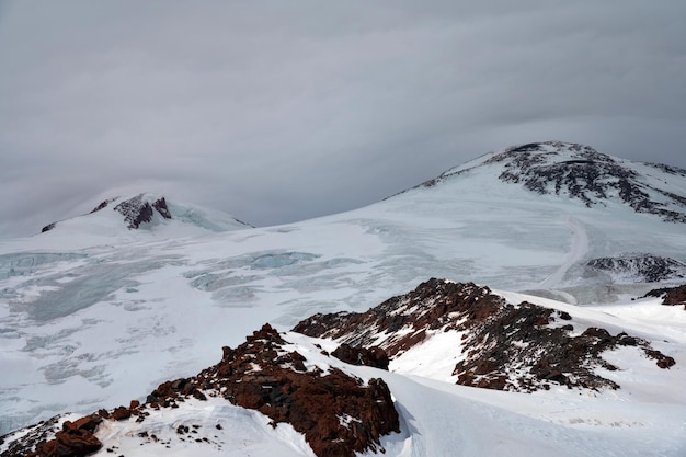 Paisaje de montaña de invierno con el pico más alto del Cáucaso elbrus