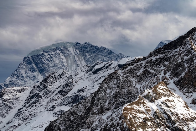 Paisaje de montaña de invierno con rocas y nieve cáucaso