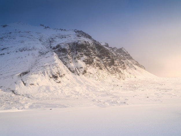 Paisaje de montaña en Islandia Horario de invierno Un paseo por el glaciar Altas montañas y nubes al amanecer Viajando por Islandia en un Parque Nacional de Vatnajokull