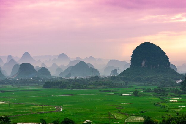 Foto paisaje de la montaña karstica de guilin, china, al anochecer