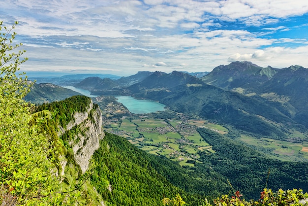 Paisaje de montaña con lago en los Alpes franceses