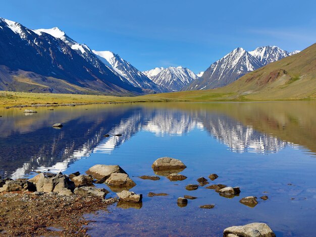 Paisaje de montaña con lago