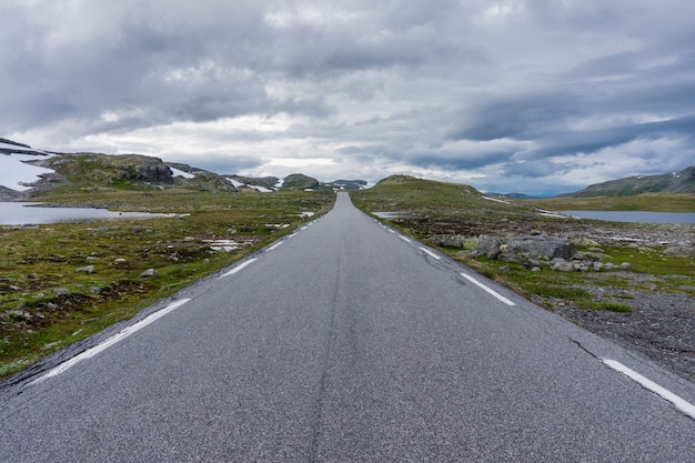 Paisaje de montaña a lo largo de la ruta turística nacional Aurlandstjellet. Flotano. Bjorgavegen. Noruega occidental