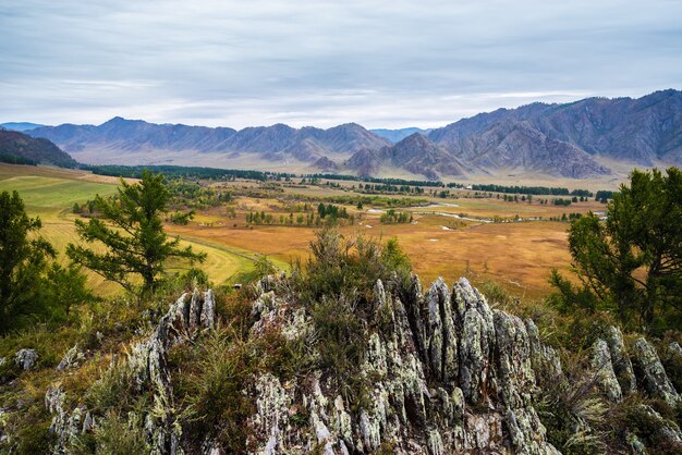 Paisaje de montaña por la mañana. Rusia, montañas de Altai, distrito de Ongudaysky, Parque Natural de Uch-Enmek