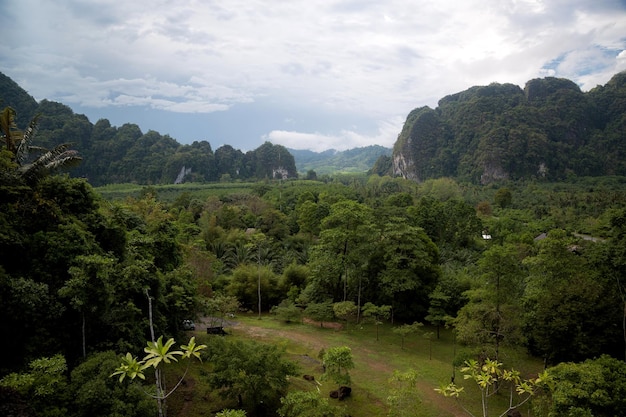 Paisaje de montaña en el mejor momento del oeste de Tailandia Viaje y alegría