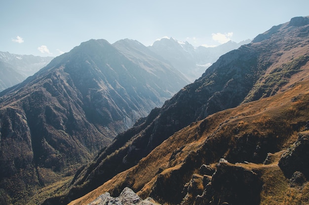 Un paisaje de montaña con una montaña al fondo.