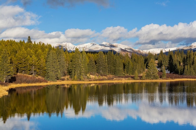 Paisaje de montaña en las Montañas Rocosas de Colorado, Colorado, Estados Unidos.