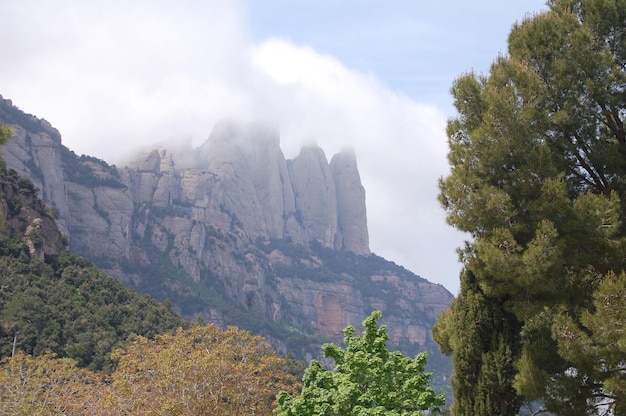 Paisaje de la montaña de Montserrat con niebla durante el día