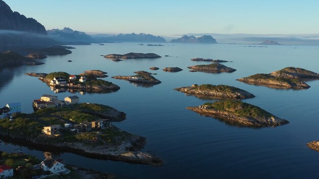 Foto paisaje de montaña, muchas casas de agua se encuentran en las islas escandinavia blue sky