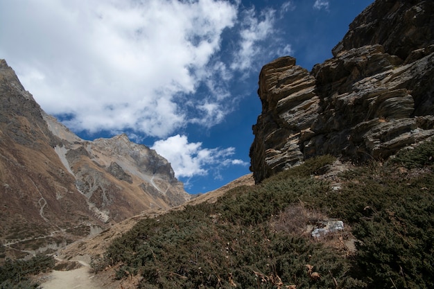 Foto paisaje de montaña en nepal en la mañana