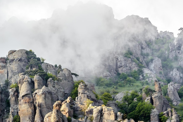 Paisaje de montaña con niebla Crimea Rusia