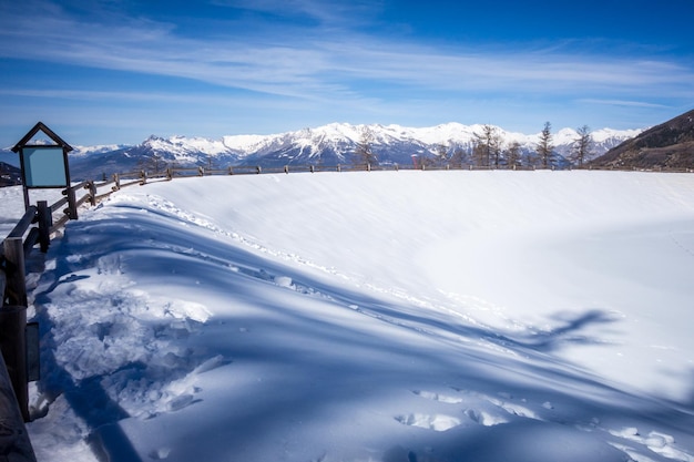 Paisaje de montaña bajo la nieve en invierno y lago congelado