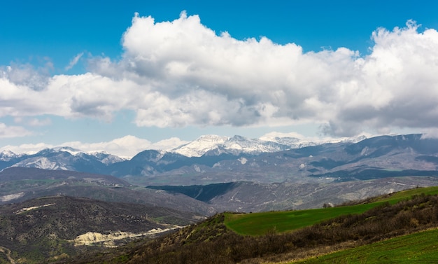 Paisaje de montaña con nubes espesas