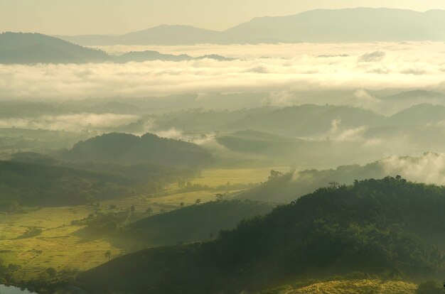 Paisaje de montaña con nubes y niebla, vista superior de neblina y niebla en la mañana en el mo