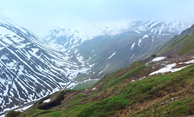 Paisaje de montaña nublado de verano con carretera (Oberalp Pass, Suiza)