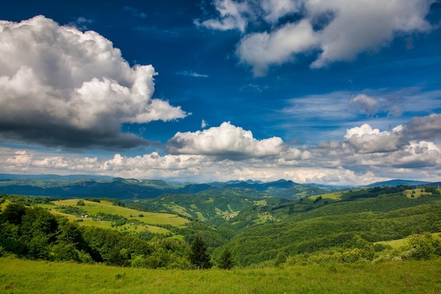 Paisaje de montaña otoñal árboles otoñales amarillentos y enrojecidos combinados con agujas verdes y cielos azules Escena colorida del paisaje otoñal en los Cárpatos rumanos Vista panorámica