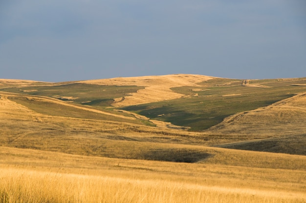 Paisaje de montaña otoñal y vista durante la puesta de sol en Davitgareji, Georgia