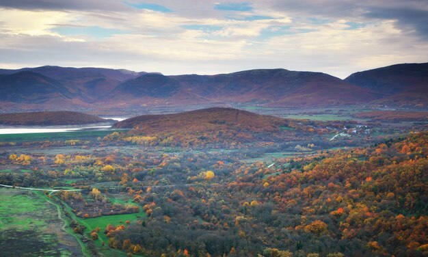 Paisaje de montaña otoñal