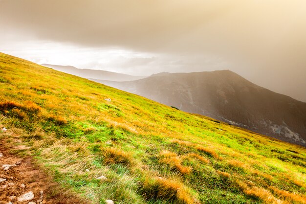 Paisaje de montaña en otoño