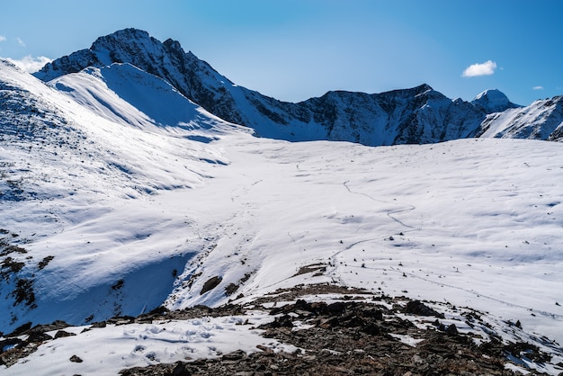 Paisaje de montaña pase cubierto de nieve en un día soleado SeveroChuysky ridge Altai Rusia