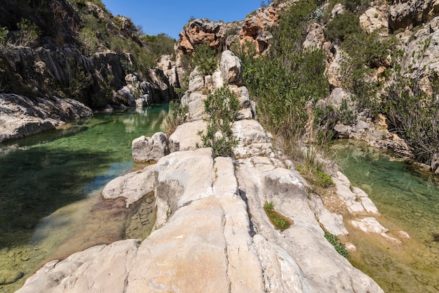 Paisaje de montaña con piedras y agua.