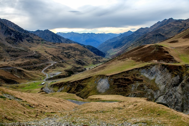 Paisaje de montaña en los Pirineos con pequeño camino