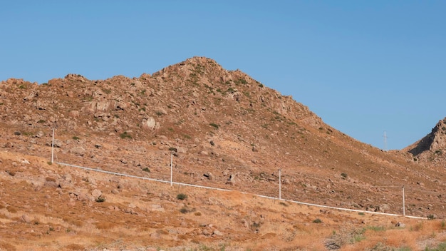 Paisaje de montaña y postes de electricidad.