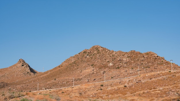 Paisaje de montaña y postes de electricidad.