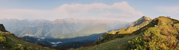 Foto paisaje de montaña de primavera. resort krasnaya polyana red meadow. rusia.