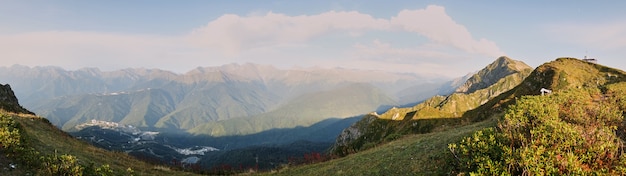 Paisaje de montaña de primavera. Resort Krasnaya Polyana Red Meadow. Rusia.