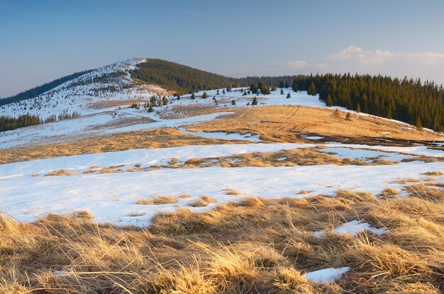 Paisaje de montaña en primavera. Una tarde con los últimos rayos del sol