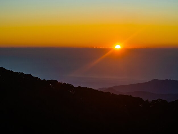 Paisaje de montaña con puesta de sol en la hora del crepúsculo