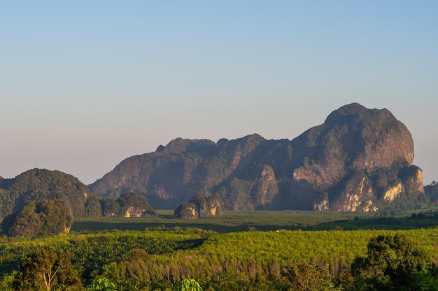 Paisaje de montaña con puesta de sol en Krabi Tailandia