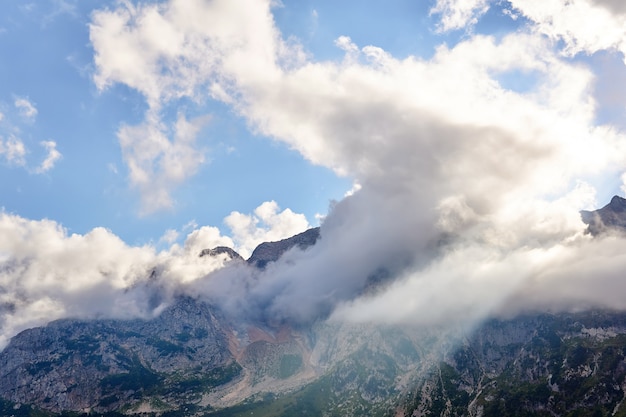 Paisaje de montaña con un rayo de sol rompiendo las nubes