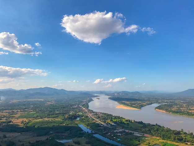 Paisaje de montaña del río y fondo de cielo azul