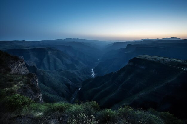 Paisaje de montaña con un río en medio del cañón.