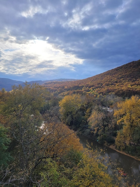 paisaje de montaña con un río en otoño