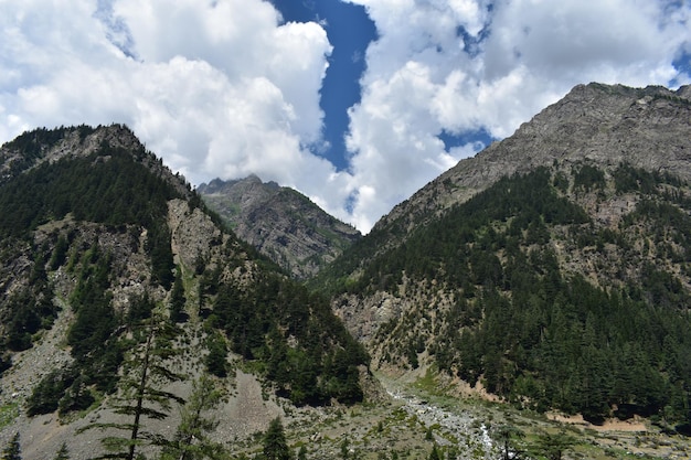 Un paisaje de montaña con un río que lo atraviesa.