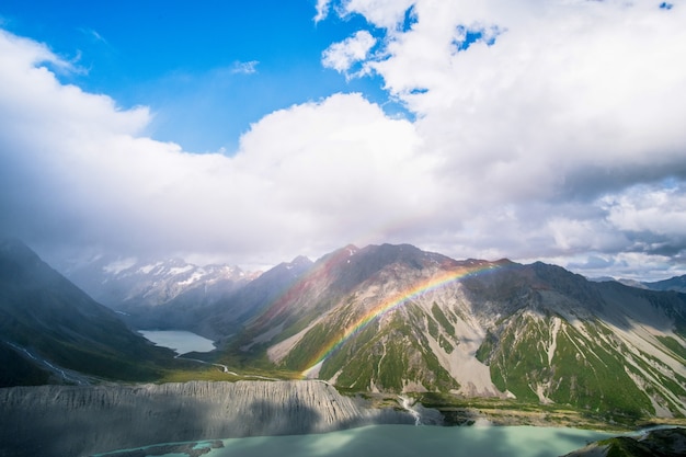 Paisaje de montaña rocosa y arcoiris