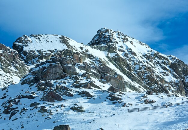 Paisaje de montaña rocosa de invierno por la mañana (Tirol, Austria).