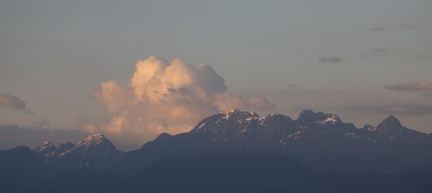 Paisaje de montaña rocosa con nubes hinchadas durante la puesta de sol gran vancouver