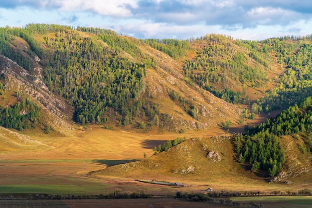 Paisaje de montaña rural en el otoño Rusia montaña Altai aldea de BichiktuBoom