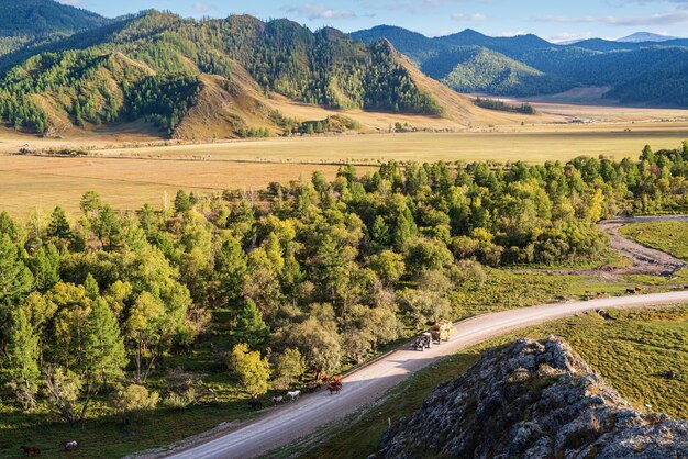 Paisaje de montaña rural en el otoño Rusia montaña Altai