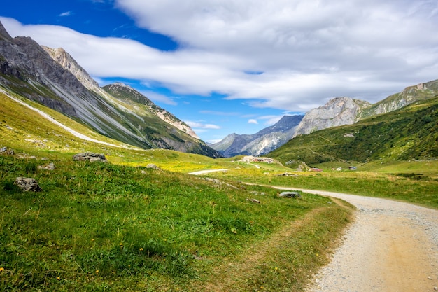 Paisaje de montaña y ruta de senderismo en el parque nacional de Pralognan la Vanoise. Alpes franceses